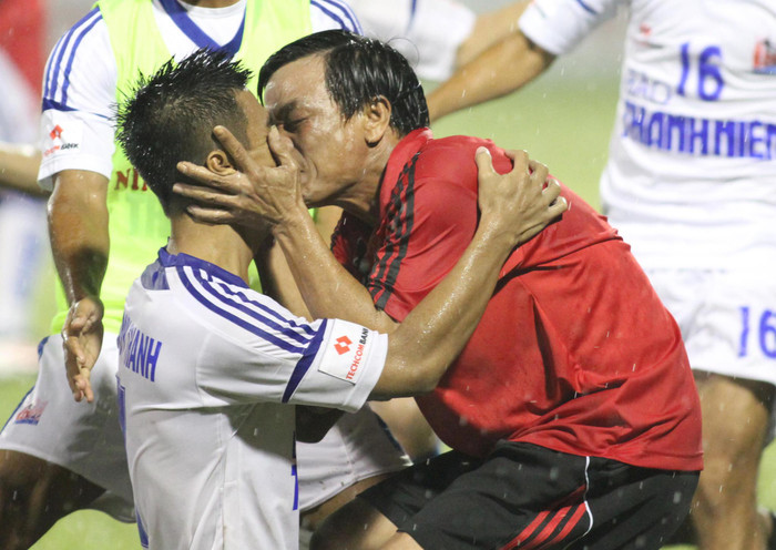 HLV U21 Ninh Thuận Nguyễn Quang Sơn hôn học trò sau khi đội bóng này lần đầu vào chung kết một giải U21 Báo Thanh Niên.