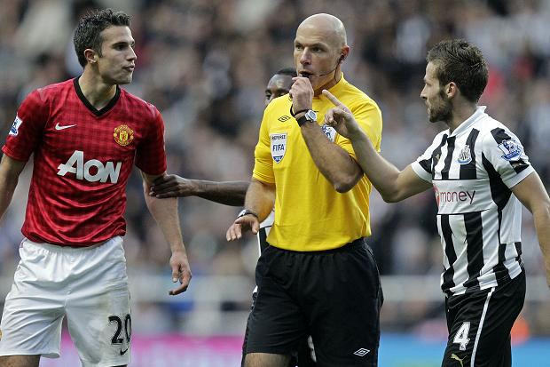 Cabaye đã tố Van Persie dùng cùi trỏ đánh nguội với mình. Cabaye đã tố Van Persie dùng cùi trỏ đánh nguội với mình.