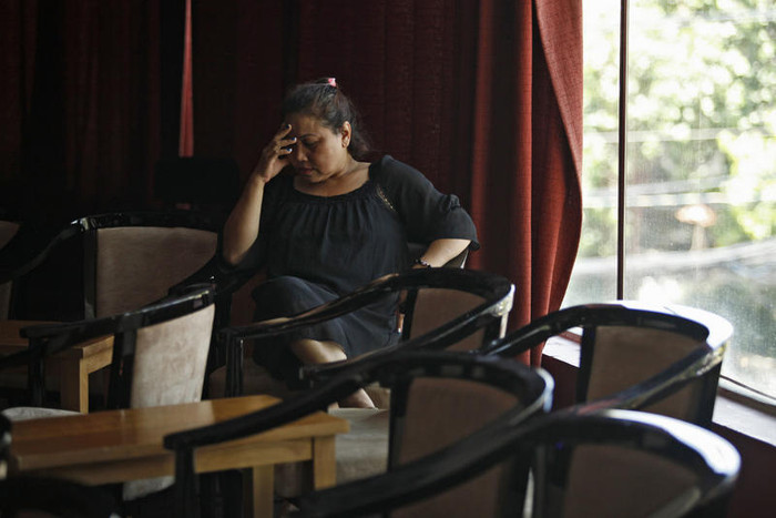 Hình ảnh mệt mỏi của nữ ca sĩ trong một buổi tập chương trình. Hình ảnh mệt mỏi của nữ ca sĩ trong một buổi tập chương trình.