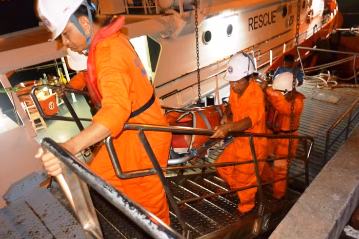 Lực lượng cứu nạn cấp cứu ngư dân bị đau nặng trên vùng biển Hoàng Sa. Ảnh: Danang MRCC
