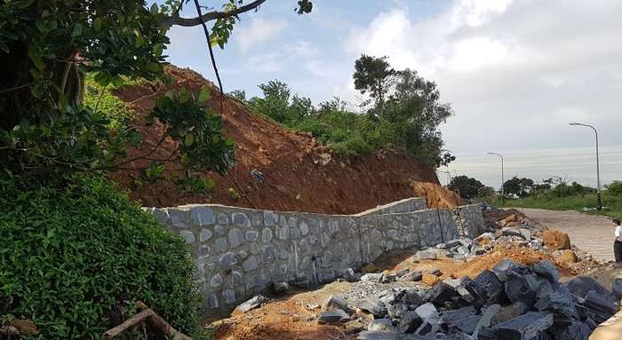Kè chống sạt lở ở khu du lịch Biển Tiên Sa do chủ đầu tư bỏ kinh phí. Ảnh: VT Kè chống sạt lở ở khu du lịch Biển Tiên Sa do chủ đầu tư bỏ kinh phí. Ảnh: VT