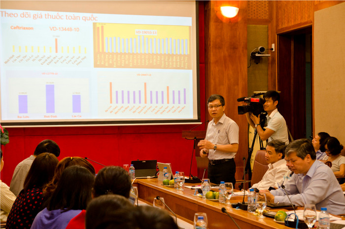 Ông Dương Tuấn Đức, Giám đốc Trung tâm Giám định Bảo hiểm y tế và Thanh toán đa tuyến phía Bắc (thuộc Bảo hiểm xã hội Việt Nam) trao đổi thông tin về hoạt động của Hệ thống thông tin giám định Bảo hiểm y tế trong 4 tháng đầu năm 2017 - ảnh: H.Lực. Ông Dương Tuấn Đức, Giám đốc Trung tâm Giám định Bảo hiểm y tế và Thanh toán đa tuyến phía Bắc (thuộc Bảo hiểm xã hội Việt Nam) trao đổi thông tin về hoạt động của Hệ thống thông tin giám định Bảo hiểm y tế trong 4 tháng đầu năm 2017 - ảnh: H.Lực.