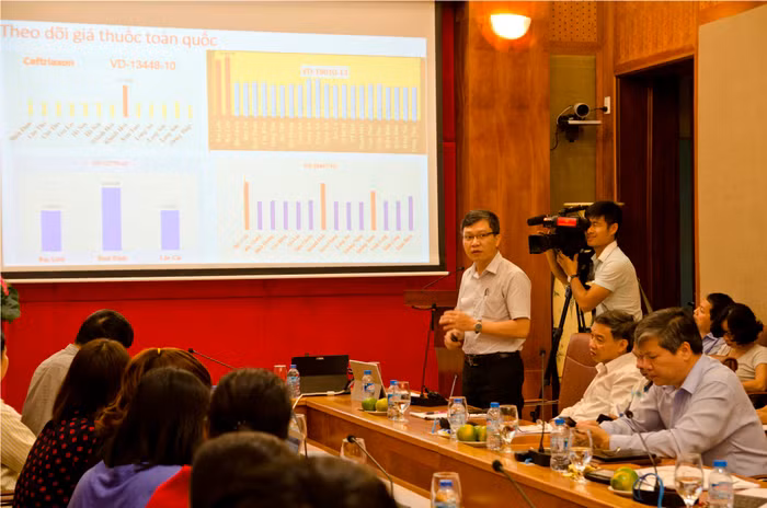 Ông Dương Tuấn Đức, Giám đốc Trung tâm Giám định Bảo hiểm y tế và Thanh toán đa tuyến phía Bắc (thuộc Bảo hiểm xã hội Việt Nam) trao đổi thông tin về hoạt động của Hệ thống thông tin giám định Bảo hiểm y tế trong 4 tháng đầu năm 2017 - ảnh: H.Lực. Ông Dương Tuấn Đức, Giám đốc Trung tâm Giám định Bảo hiểm y tế và Thanh toán đa tuyến phía Bắc (thuộc Bảo hiểm xã hội Việt Nam) trao đổi thông tin về hoạt động của Hệ thống thông tin giám định Bảo hiểm y tế trong 4 tháng đầu năm 2017 - ảnh: H.Lực.