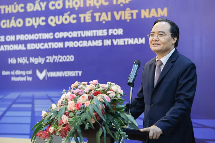 Bộ trưởng Bộ Giáo dục và Đào tạo Phùng Xuân Nhạ chủ trì Hội nghị thúc đẩy cơ hội học tập chương trình giáo dục quốc tế tại Việt Nam. (Ảnh: Bộ Giáo dục và Đào tạo)