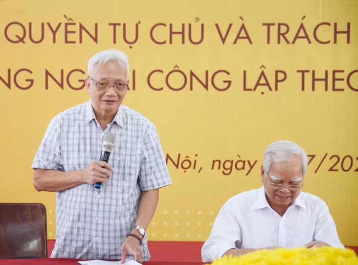 Thầy Nguyễn Tùng Lâm- Chủ tịch Hội đồng giáo dục trường Đinh Tiên Hoàng (ảnh: Trần Tùng)