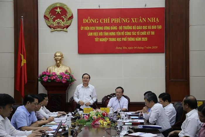 Bộ trưởng Phùng Xuân Nhạ cùng đoàn công tác của Bộ Giáo dục và Đào tạo làm việc với Ban Chỉ đạo thi tốt nghiệp trung học phổ thông tỉnh Hưng Yên (Ảnh: moet.gov.vn) Bộ trưởng Phùng Xuân Nhạ cùng đoàn công tác của Bộ Giáo dục và Đào tạo làm việc với Ban Chỉ đạo thi tốt nghiệp trung học phổ thông tỉnh Hưng Yên (Ảnh: moet.gov.vn)
