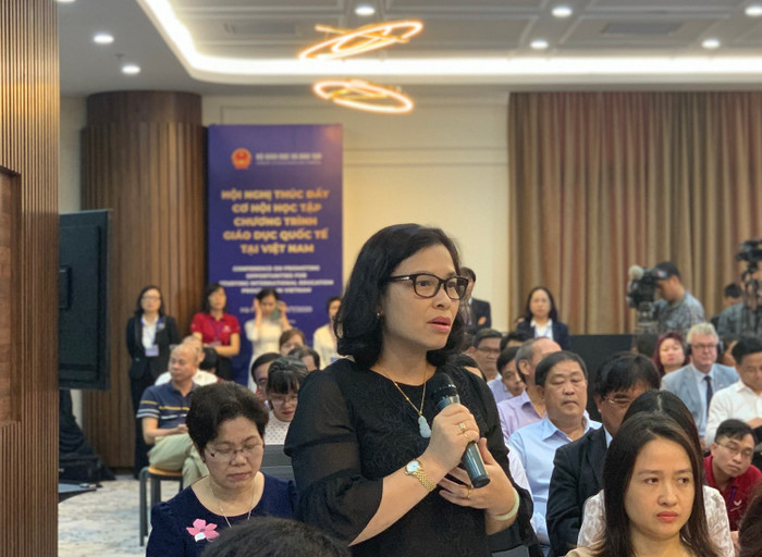 Bà Dương Hồng Loan - Giám đốc đối ngoại chiến lược của Đại học RMIT (cầm micro) mong Bộ có cơ quan làm trọng tài để minh bạch giữa liên kết đào tạo với nước ngoài và chi nhánh, phân hiệu đại học nước ngoài tại Việt Nam (ảnh: Thùy Linh) Bà Dương Hồng Loan - Giám đốc đối ngoại chiến lược của Đại học RMIT (cầm micro) mong Bộ có cơ quan làm trọng tài để minh bạch giữa liên kết đào tạo với nước ngoài và chi nhánh, phân hiệu đại học nước ngoài tại Việt Nam (ảnh: Thùy Linh)