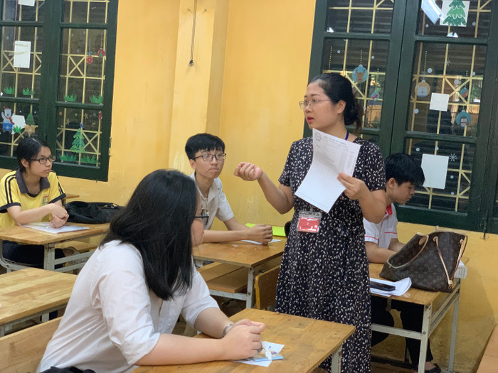 Giám thị lưu ý, thí sinh phải luôn mang theo khi đến trường thi là “Phiếu báo thi vào lớp 10 trung học phổ thông” năm học 2020-2021. (Ảnh: Thùy Linh) Giám thị lưu ý, thí sinh phải luôn mang theo khi đến trường thi là “Phiếu báo thi vào lớp 10 trung học phổ thông” năm học 2020-2021. (Ảnh: Thùy Linh)