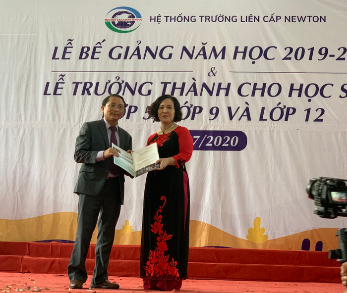 ông Nguyễn Thanh Sơn- Chủ tịch Hội đồng quản trị hệ thống liên cấp Newton đã trao quyết định bổ nhiệm cô Lê Thúy Hải làm Hiệu trưởng nhà trường ông Nguyễn Thanh Sơn- Chủ tịch Hội đồng quản trị hệ thống liên cấp Newton đã trao quyết định bổ nhiệm cô Lê Thúy Hải làm Hiệu trưởng nhà trường