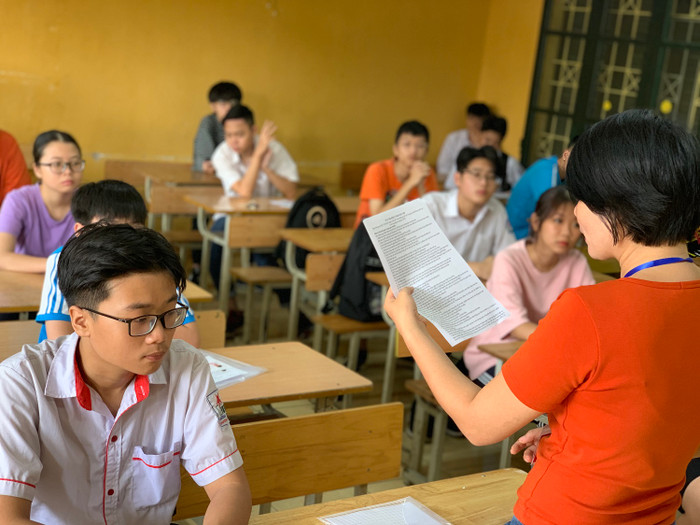 Thí sinh làm thủ tục thi lớp 10 năm học 2020-2021 tại điểm thi trường Trung học cơ sở Thái Thịnh (Ảnh: Thùy Linh) Thí sinh làm thủ tục thi lớp 10 năm học 2020-2021 tại điểm thi trường Trung học cơ sở Thái Thịnh (Ảnh: Thùy Linh)