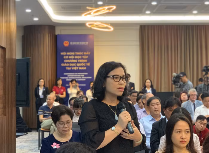 Bà Dương Hồng Loan - Giám đốc đối ngoại chiến lược của Đại học RMIT (cầm micro) mong Bộ có cơ quan làm trọng tài để minh bạch giữa liên kết đào tạo với nước ngoài và chi nhánh, phân hiệu đại học nước ngoài tại Việt Nam (ảnh: Thùy Linh)