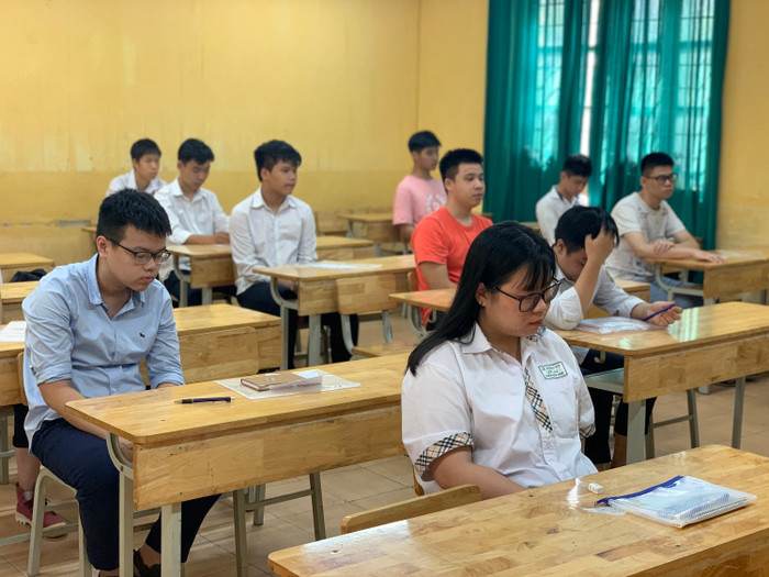 Theo ghi nhận của phóng viên Giáo dục Việt Nam, tại điểm thi Trung học cơ sở Thái Thịnh (Đống Đa, Hà Nội) có tổng số thí sinh đăng ký dự thi là 382 chia làm 17 phòng thi (Ảnh: Thùy Linh)