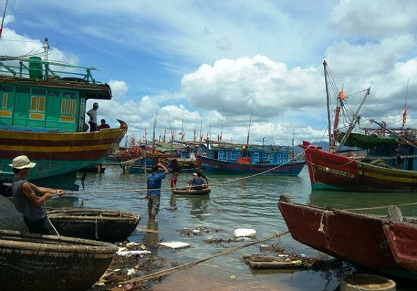 Những người đàn ông Cảnh Dương khi đi biển đều hát những lời ru về công việc của mình trước biển (Ảnh: Thủy Phan) Những người đàn ông Cảnh Dương khi đi biển đều hát những lời ru về công việc của mình trước biển (Ảnh: Thủy Phan)
