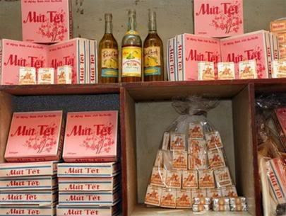 Mứt Tết, rượu... bày bán trước tết