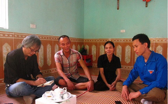 Hai mẹ con Hiếu tiếp khách trong ngôi nhà mới xây xong (Ảnh: Lê Văn Vỵ)