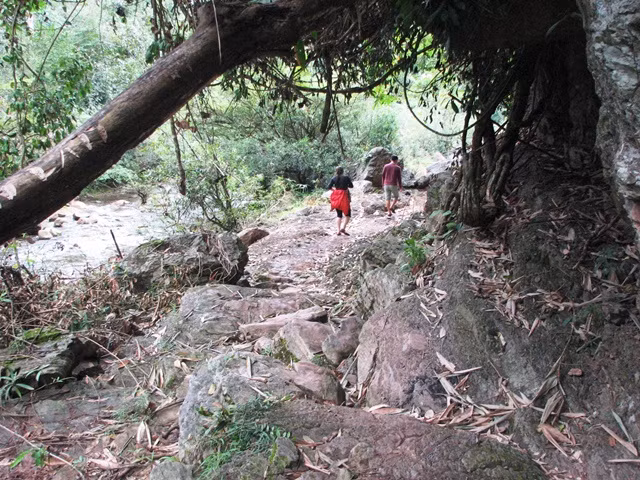 Một đoạn đường đi vào bản Nồông (Ảnh: Thủy Phan)