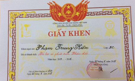 "Loạn xì ngầu" trên tờ giấy khen học trò tiểu học ảnh 1