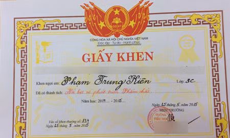 "Loạn xì ngầu" trên tờ giấy khen học trò tiểu học ảnh 1 "Loạn xì ngầu" trên tờ giấy khen học trò tiểu học ảnh 1