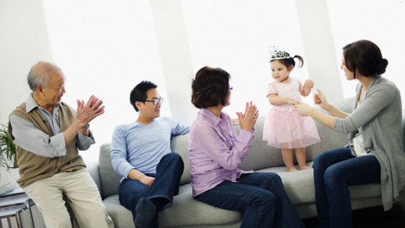 Con trẻ vô tâm lỗi nhiều ở người lớn (Ảnh: vietnamnet.vn)