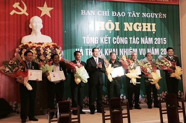 Đại tướng Trần Đại Quang thay mặt Ban Chỉ đạo Tây Nguyên đã trao tặng Kỷ niệm chương “Vì sự nghiệp phát triển Tây Nguyên” cho Trưởng Ban Kinh tế T.Ư Vương Đình Huệ cùng các đồng chí có thành tích xuất sắc cho sự phát triển Tây Nguyên (Ảnh: Thanh Liêm). Đại tướng Trần Đại Quang thay mặt Ban Chỉ đạo Tây Nguyên đã trao tặng Kỷ niệm chương “Vì sự nghiệp phát triển Tây Nguyên” cho Trưởng Ban Kinh tế T.Ư Vương Đình Huệ cùng các đồng chí có thành tích xuất sắc cho sự phát triển Tây Nguyên (Ảnh: Thanh Liêm).