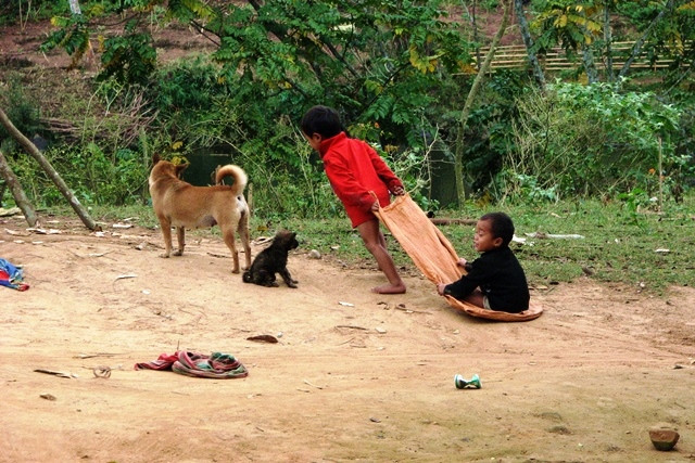 Đến trường mà chẳng có đường, hễ trời mưa là nghỉ học ảnh 5 Đến trường mà chẳng có đường, hễ trời mưa là nghỉ học ảnh 5