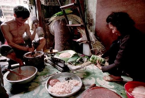 Cảnh người dân cùng nhau làm giò ngày tết
