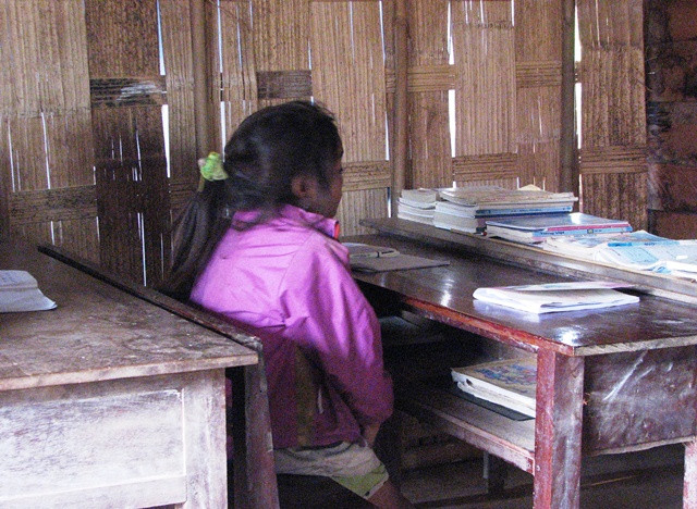 Trời mưa, học sinh ở bản Nồông cũ phải cho sách vở vào ngăn bàn không là bị ướt (Ảnh: Thủy Phan) Trời mưa, học sinh ở bản Nồông cũ phải cho sách vở vào ngăn bàn không là bị ướt (Ảnh: Thủy Phan)