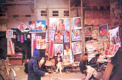 Tranh Tết, lịch Tết, câu đối Tết bày bán ở vỉa hè dành cho khách mua về treo hay làm quà cho gia đình.