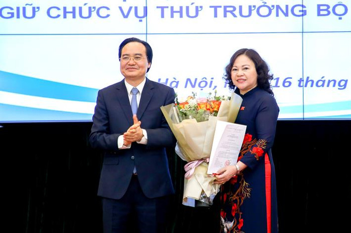 Bộ trưởng Phùng Xuân Nhạ trao Quyết định bổ nhiệm cho tân Thứ trưởng Bộ Giáo dục và Đào tạo Ngô Thị Minh (ảnh: moet.gov.vn) Bộ trưởng Phùng Xuân Nhạ trao Quyết định bổ nhiệm cho tân Thứ trưởng Bộ Giáo dục và Đào tạo Ngô Thị Minh (ảnh: moet.gov.vn)