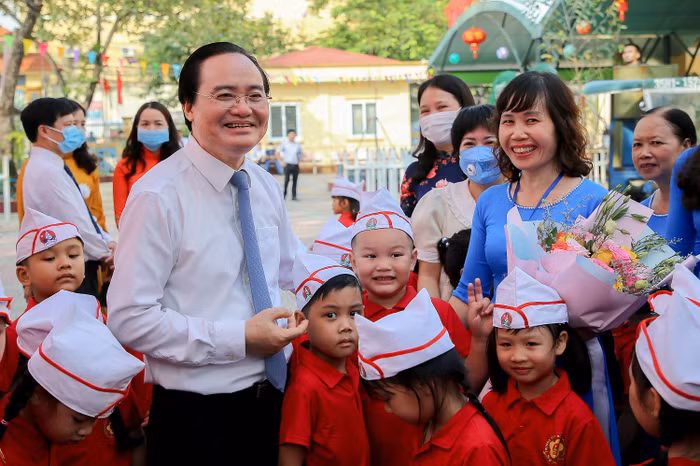 Bộ trưởng Phùng Xuân Nhạ đã dành thời gian thăm hỏi, động viên các thầy cô giáo, các em học sinh và các bậc phụ huynh trường Tiểu học Đan Phượng trước thềm năm học mới (ảnh: moet.gov.vn) Bộ trưởng Phùng Xuân Nhạ đã dành thời gian thăm hỏi, động viên các thầy cô giáo, các em học sinh và các bậc phụ huynh trường Tiểu học Đan Phượng trước thềm năm học mới (ảnh: moet.gov.vn)