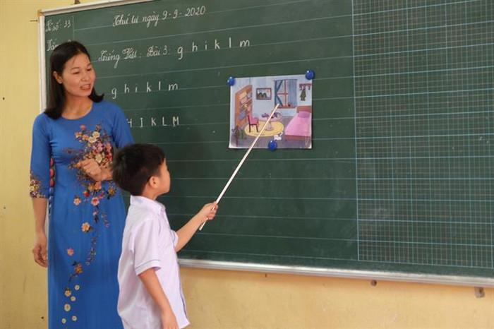 Cô giáo Đặng Thị Thu Lan trong những tiết dạy đầu tiên của chương trình giáo dục phổ thông mới (ảnh: moet.gov.vn) Cô giáo Đặng Thị Thu Lan trong những tiết dạy đầu tiên của chương trình giáo dục phổ thông mới (ảnh: moet.gov.vn)