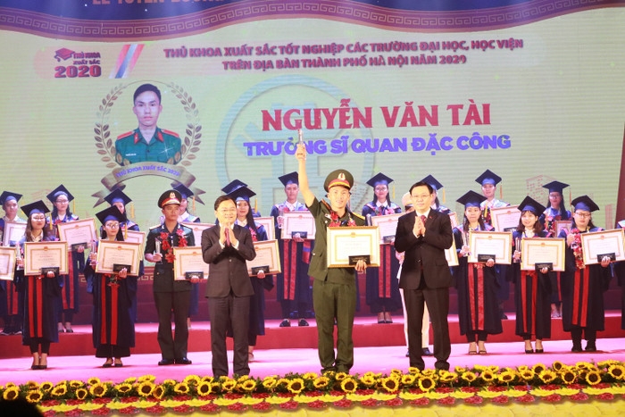 Bình thư Thành uỷ Hà Nội Vương Đình Huệ (phải) và Bí thư thường trực Trung ương Đoàn -Nguyễn Anh Tuấn (trái) trao bằng khen cho các thủ khoa (ảnh: Nguyễn Hoài) Bình thư Thành uỷ Hà Nội Vương Đình Huệ (phải) và Bí thư thường trực Trung ương Đoàn -Nguyễn Anh Tuấn (trái) trao bằng khen cho các thủ khoa (ảnh: Nguyễn Hoài)