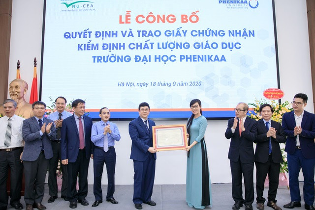 Trung tâm Kiểm định chất lượng giáo dục đại học - Đại học Quốc gia Hà Nội trao giấy chứng nhận cho trường Đại học Phenikaa. Trung tâm Kiểm định chất lượng giáo dục đại học - Đại học Quốc gia Hà Nội trao giấy chứng nhận cho trường Đại học Phenikaa.