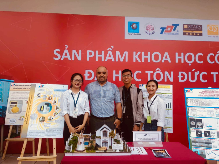 Hình ảnh giảng viên và các sinh viên Trường Đại học Tôn Đức Thắng tại một cuộc triễn lãm khoa học công nghệ dành cho học sinh - sinh viên năm 2018 (ảnh: TDTU) Hình ảnh giảng viên và các sinh viên Trường Đại học Tôn Đức Thắng tại một cuộc triễn lãm khoa học công nghệ dành cho học sinh - sinh viên năm 2018 (ảnh: TDTU)