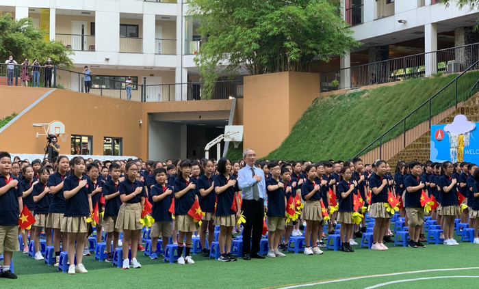 Thầy Nguyễn Xuân Khang cho biết, năm học 2020- 2021 nhà trường phải thực hiện nhiệm vụ kép vừa dạy tốt, học tốt vừa phòng dịch hiệu quả. (ảnh: Thùy Linh) Thầy Nguyễn Xuân Khang cho biết, năm học 2020- 2021 nhà trường phải thực hiện nhiệm vụ kép vừa dạy tốt, học tốt vừa phòng dịch hiệu quả. (ảnh: Thùy Linh)