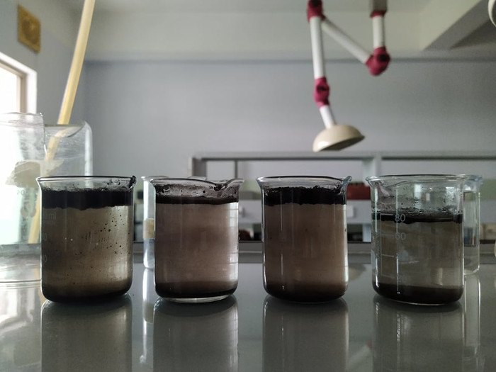 Hình ảnh than sinh học Lục Bình ứng dụng xử lý nước sông Đồng Nai (hình ảnh phản ánh các thí nghiệm được tiến hành trong khoảng 10-15 phút). Theo tính toán lý thuyết, chỉ trong vòng 45 phút, 250g sản phẩm hoàn toàn có thể xử lý tinh sạch được 500mL nước sông. Hình ảnh than sinh học Lục Bình ứng dụng xử lý nước sông Đồng Nai (hình ảnh phản ánh các thí nghiệm được tiến hành trong khoảng 10-15 phút). Theo tính toán lý thuyết, chỉ trong vòng 45 phút, 250g sản phẩm hoàn toàn có thể xử lý tinh sạch được 500mL nước sông.