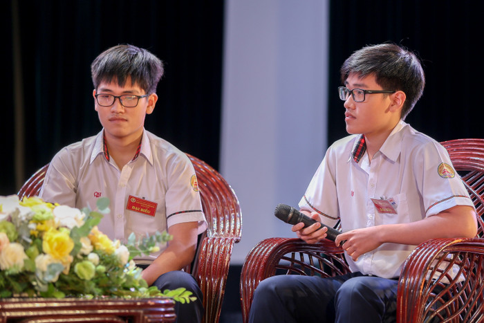 Cặp song sinh nổi tiếng Tống Phước Thanh Bình và Tống Phước Thanh An, học sinh lớp 12 chuyên Lý, trường Chuyên Quốc học Huế (ảnh: Bộ Giáo dục và Đào tạo) Cặp song sinh nổi tiếng Tống Phước Thanh Bình và Tống Phước Thanh An, học sinh lớp 12 chuyên Lý, trường Chuyên Quốc học Huế (ảnh: Bộ Giáo dục và Đào tạo)