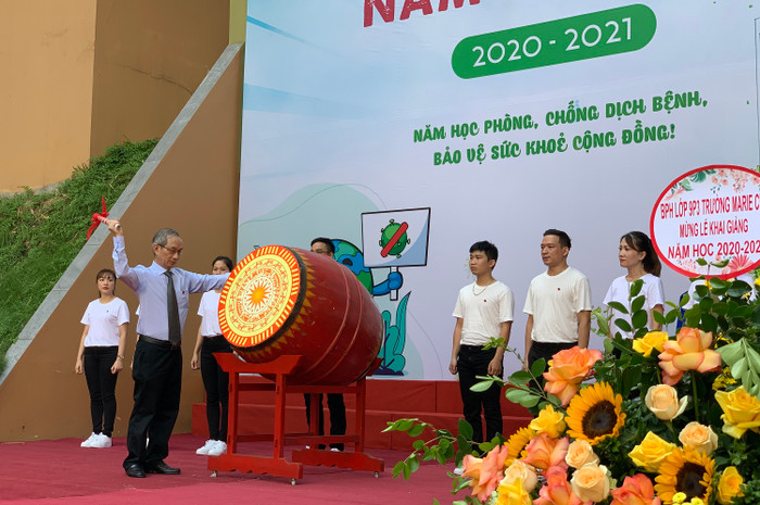 Thầy Nguyễn Xuân Khang đánh trống khai giảng năm học mới 2020-2021 (ảnh: Thùy Linh) Thầy Nguyễn Xuân Khang đánh trống khai giảng năm học mới 2020-2021 (ảnh: Thùy Linh)