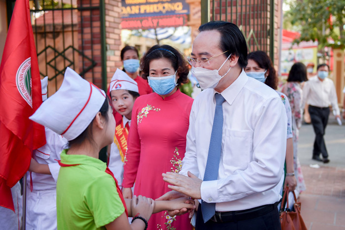 Bộ trưởng Nhạ đến thăm, và chúc mừng các thầy cô giáo, các em học sinh Trường tiểu học Thị trấn Phùng (huyện Đan Phượng) (ảnh: moet.gov.vn) Bộ trưởng Nhạ đến thăm, và chúc mừng các thầy cô giáo, các em học sinh Trường tiểu học Thị trấn Phùng (huyện Đan Phượng) (ảnh: moet.gov.vn)