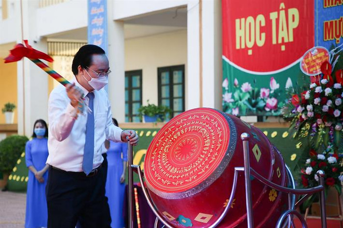 Bộ trưởng đánh trống khai trường, báo hiệu năm học mới chính thức bắt đầu (ảnh: moet.gov.vn) Bộ trưởng đánh trống khai trường, báo hiệu năm học mới chính thức bắt đầu (ảnh: moet.gov.vn)