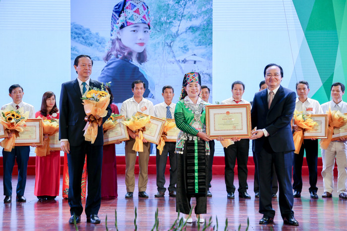 Bộ trưởng Phùng Xuân Nhạ và Thứ trưởng Phạm Ngọc Thưởng trao Bằng khen cho các tập thể, cá nhân. (ảnh: Bộ Giáo dục và Đào tạo) Bộ trưởng Phùng Xuân Nhạ và Thứ trưởng Phạm Ngọc Thưởng trao Bằng khen cho các tập thể, cá nhân. (ảnh: Bộ Giáo dục và Đào tạo)
