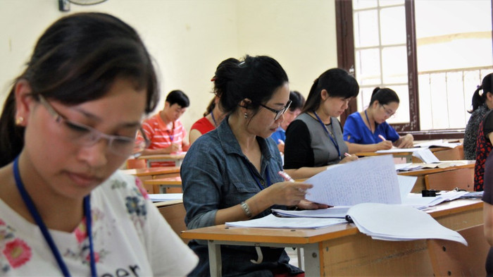 Các cán bộ chấm thi môn ngữ văn kỳ thi trung học phổ thông quốc gia tại Hà Nội. Ảnh minh họa: Vietnamnet Các cán bộ chấm thi môn ngữ văn kỳ thi trung học phổ thông quốc gia tại Hà Nội. Ảnh minh họa: Vietnamnet