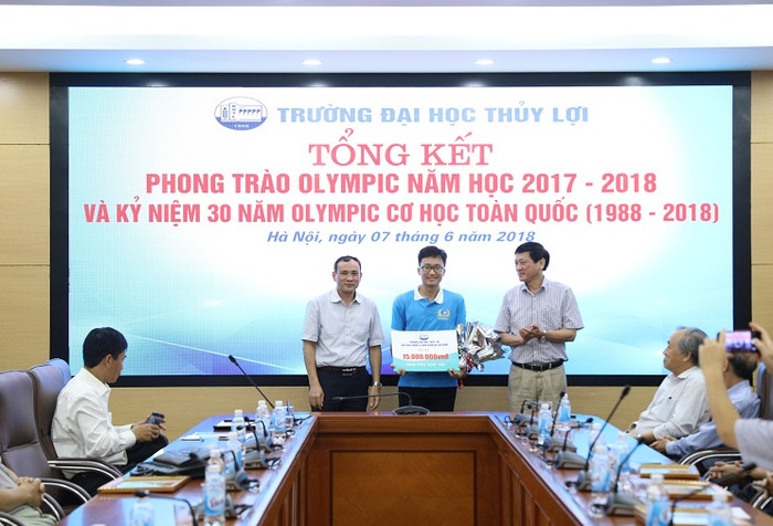 Trường Đại học Thủy lợi khen thưởng sinh viên Đỗ Chính Phương - Giải nhất cơ học đất 2018 đồng thời trao học bổng Lê Văn Kiểm và gia đình trị giá 15 triệu đồng cho em này. (Ảnh: Bích Việt) Trường Đại học Thủy lợi khen thưởng sinh viên Đỗ Chính Phương - Giải nhất cơ học đất 2018 đồng thời trao học bổng Lê Văn Kiểm và gia đình trị giá 15 triệu đồng cho em này. (Ảnh: Bích Việt)