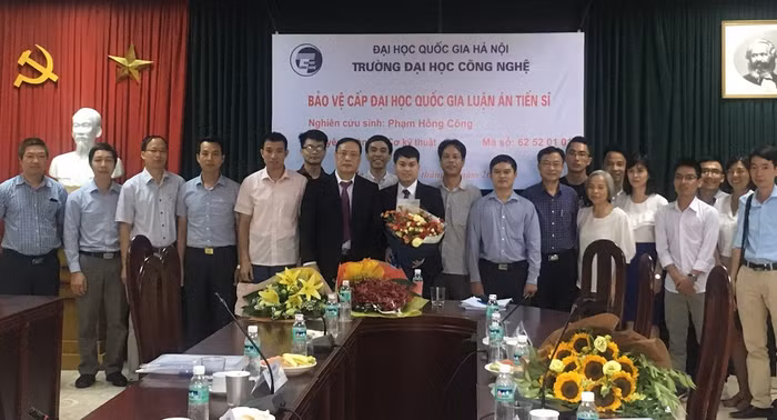 Giáo sư Nguyễn Đình Đức và nghiên cứu sinh đã bảo vệ xuất sắc luận án tiến sĩ (Ảnh: Giáo sư Đức cung cấp)