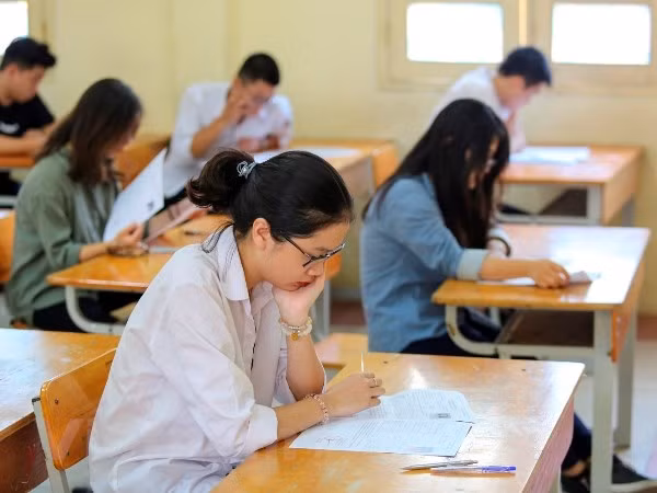 Sáng nay, ngày 25/6, thí sinh cả nước bắt đầu làm bài thi đầu tiên trong kỳ thi trung học phổ thông quốc gia năm 2018 với môn Ngữ văn, thời gian làm bài là 120 phút, theo hình thức thi tự luận. (Ảnh: TTXVN)