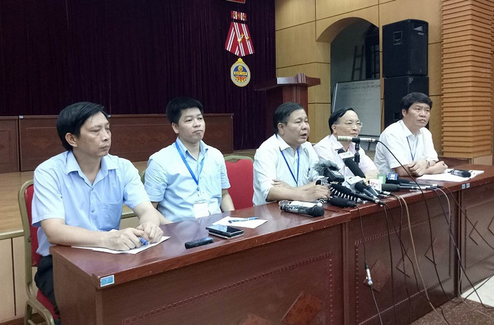 Chiều ngày 7/6, Sở Giáo dục và Đào tạo tổ chức họp báo khẩn thông tin về nghi vấn “lọt” đề thi môn Toán trong kỳ thi tuyển sinh vào lớp 10. Chiều ngày 7/6, Sở Giáo dục và Đào tạo tổ chức họp báo khẩn thông tin về nghi vấn “lọt” đề thi môn Toán trong kỳ thi tuyển sinh vào lớp 10.