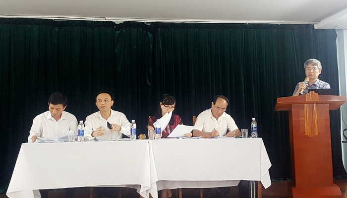 Theo quy chế, ông Nam Nhật Minh (cầm micro) lưu ý, thí sinh đã đăng ký dự thi cả 2 bài tổ hợp Khoa học tự nhiên và Khoa học xã hội thì phải thi đầy đủ 2 bài thi này mới được xét công nhận tốt nghiệp trung học phổ thông. (Ảnh: Thùy Linh) Theo quy chế, ông Nam Nhật Minh (cầm micro) lưu ý, thí sinh đã đăng ký dự thi cả 2 bài tổ hợp Khoa học tự nhiên và Khoa học xã hội thì phải thi đầy đủ 2 bài thi này mới được xét công nhận tốt nghiệp trung học phổ thông. (Ảnh: Thùy Linh)