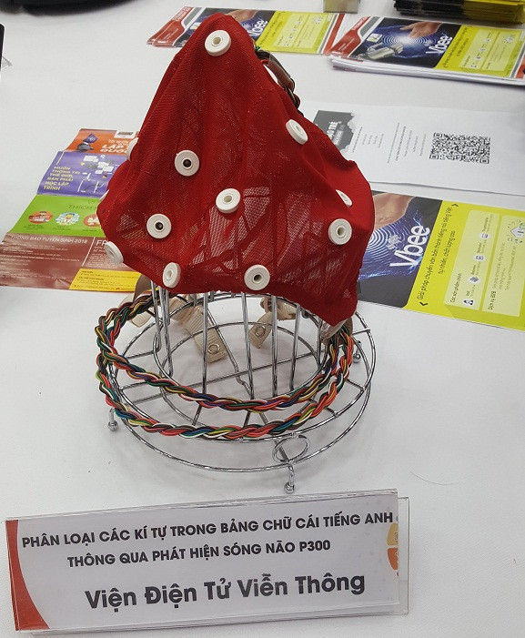 Hình ảnh máy phân loại các ký tự trong bảng chữ cái tiếng Anh thông qua phát hiện sóng não P300 (Ảnh: Thùy Linh)