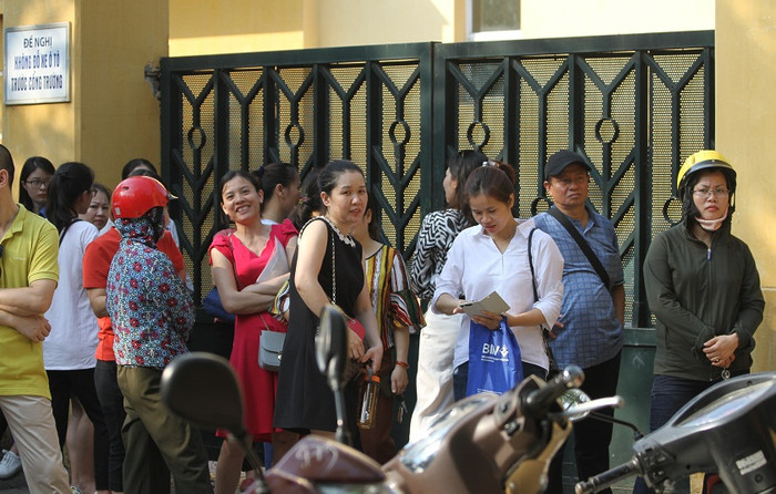 Hình ảnh phụ huynh đưa các sĩ tử đi thi