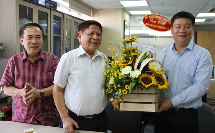 Phó Giáo sư Trần Xuân Nhĩ - Phó Chủ tịch Hiệp hội Các trường đại học, cao đẳng Việt Nam chúc mừng Báo Điện tử Giáo dục Việt Nam nhân ngày báo chí cách mạng Việt Nam (Ảnh: Vũ Phương) Phó Giáo sư Trần Xuân Nhĩ - Phó Chủ tịch Hiệp hội Các trường đại học, cao đẳng Việt Nam chúc mừng Báo Điện tử Giáo dục Việt Nam nhân ngày báo chí cách mạng Việt Nam (Ảnh: Vũ Phương)
